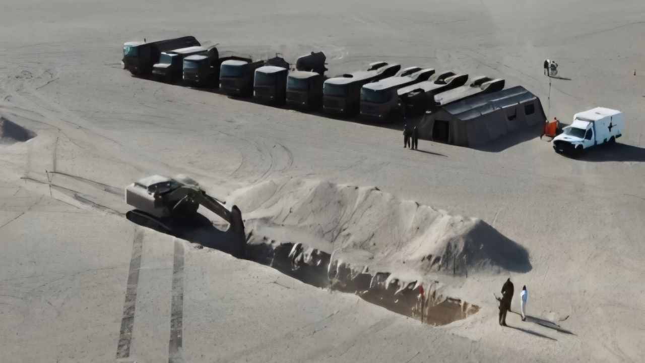 Imágenes compartidas por Canal 13 de Chile que muestra los primeros trabajos de la zanja fronteriza