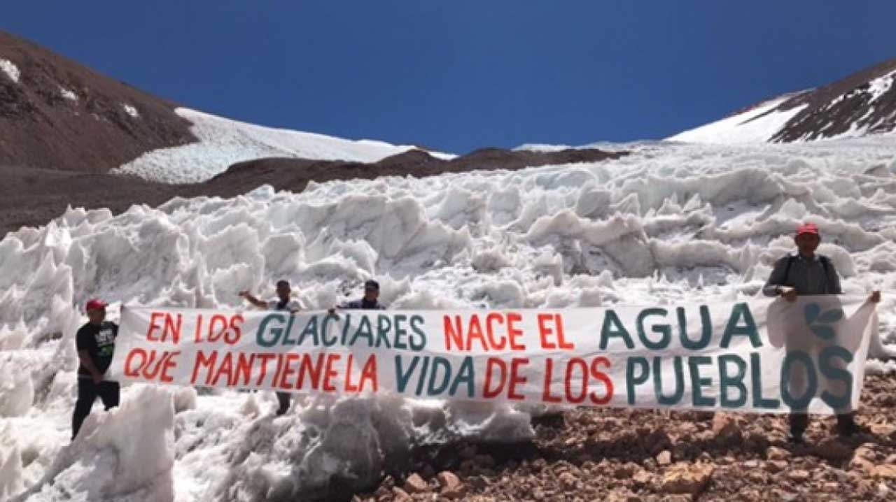 La modificación a la Ley de Glaciares impulsada por el lobby minero a través del gobierno de La Libertad Avanza busca explotar zonas periglaciares y glaciares de manera indiscriminada sin leyes claras. La ley contempla la minería pero no en estas zonas que están protegidas que abarcan tan solo el 1% del territorio argentino y son clave para la economía nacional.