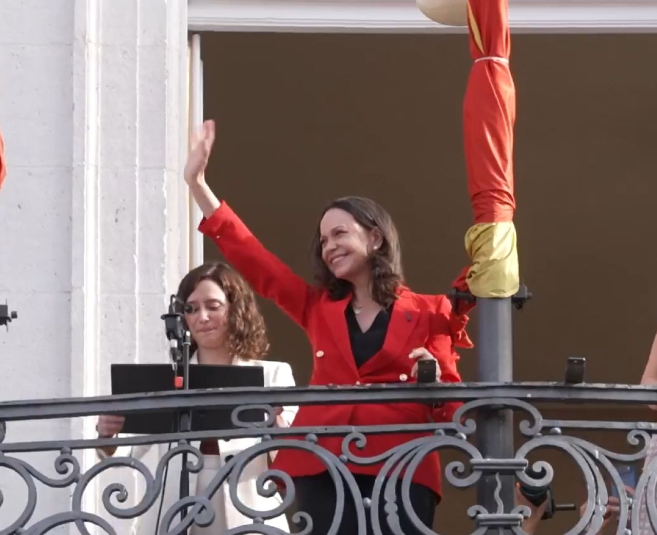 María Corina Machado saluda a la multitud de venezolanos en la Plaza del Sol