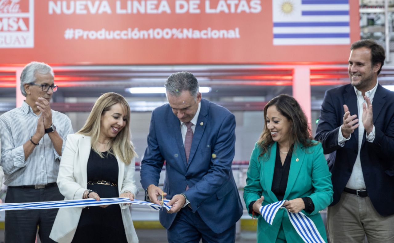 Orsi participó en la inauguración de la nueva línea de producción de Coca-Cola FEMSA Uruguay