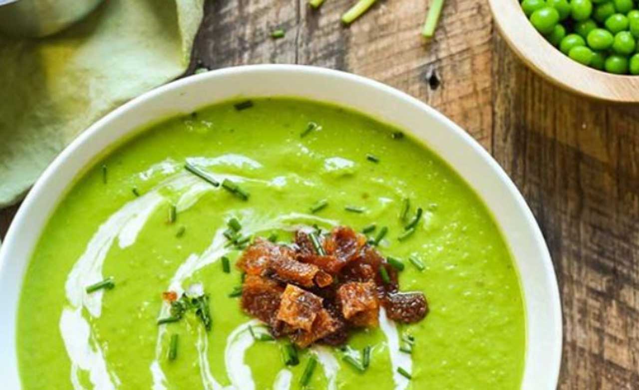 Una buena y sabrosa sopa de arvejas con el topping que más te guste, para reconfortarnos del frío otoñal y prepararnos para el descanso.