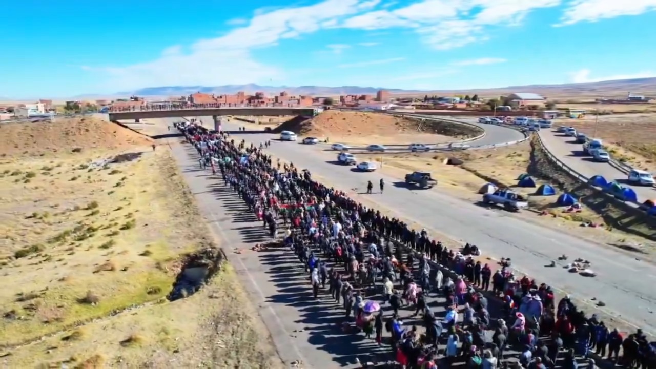 Más de 60 puntos se mantienen bloqueados en todo Bolivia como parte de las protestas contra el gobierno