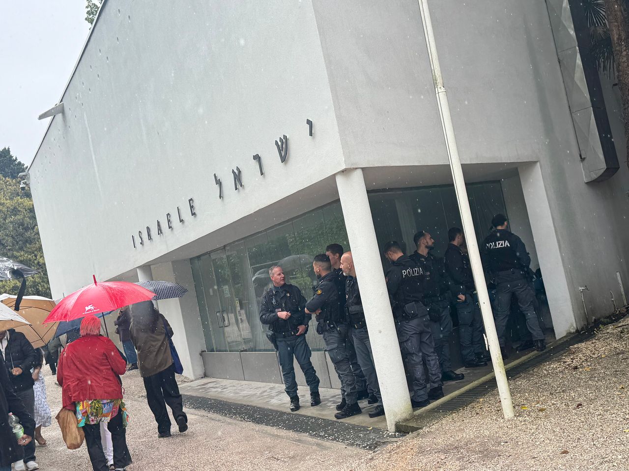 El pabellón de Israel es protegido por la policía