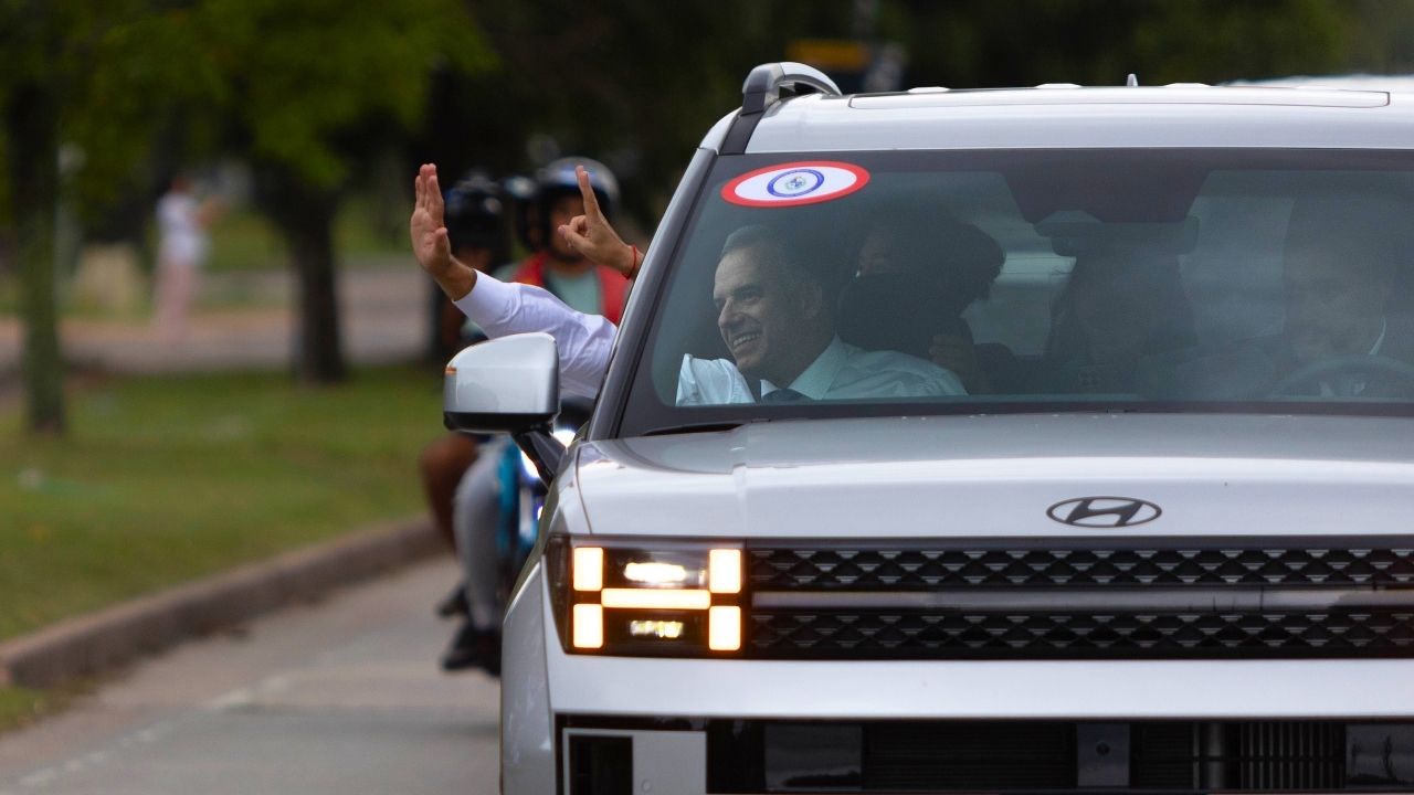 Orsi hizo su recorrido el día de la asunción del cargo en vehículos Hyundai. Foto: Presidencia