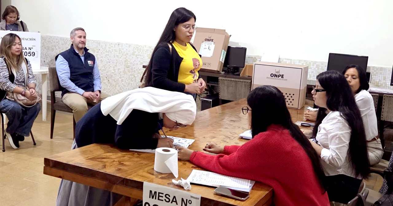 Peruanos votaron en el Consultado de su país en Montevideo. Foto cedida a LARED21