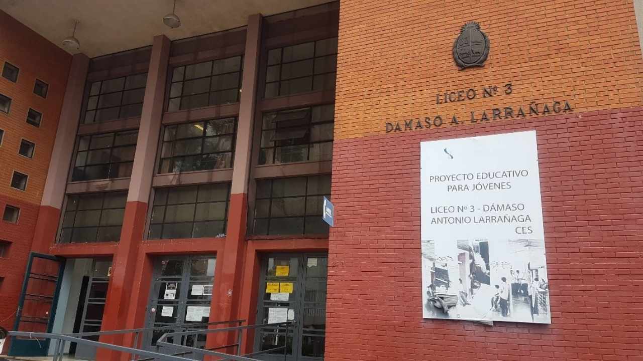 Liceo Dámaso Antonio Larrañaga, ubicado en Jaime Cibils 2878. Foto: Google Street View