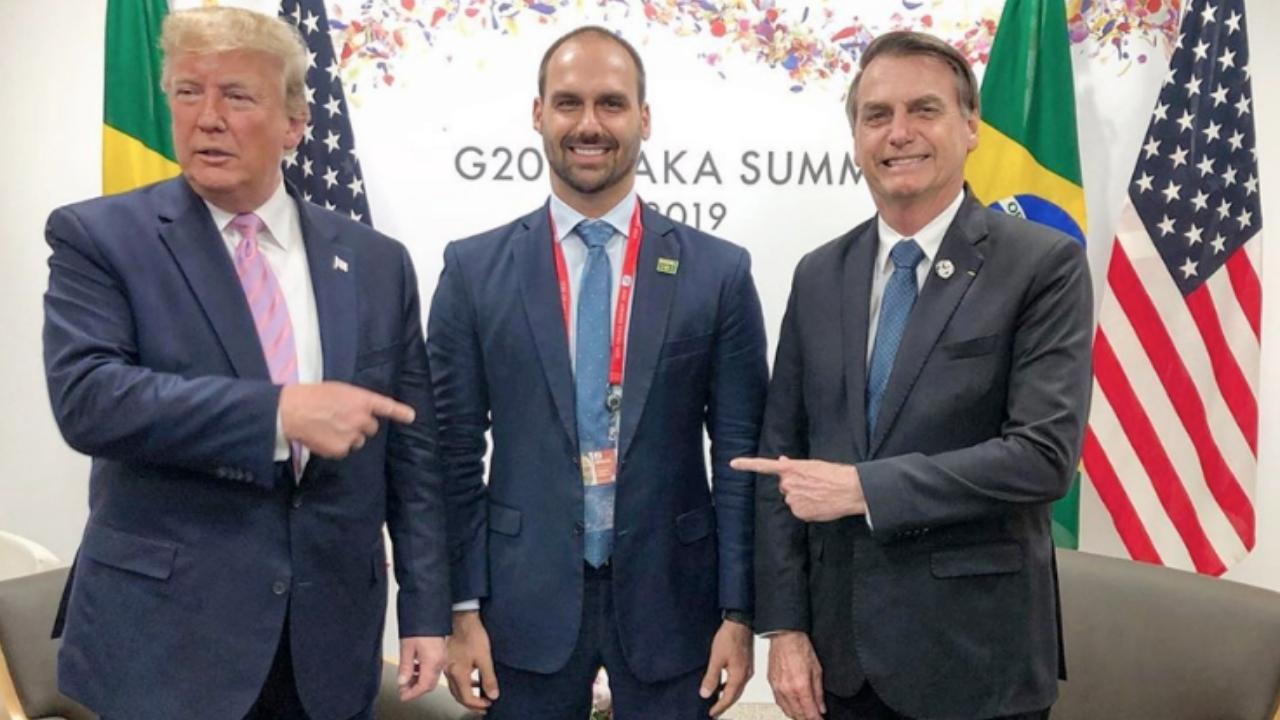 Eduardo Bolsonaro junto a su padre, Jair, y Donald Trump, en una foto de archivo