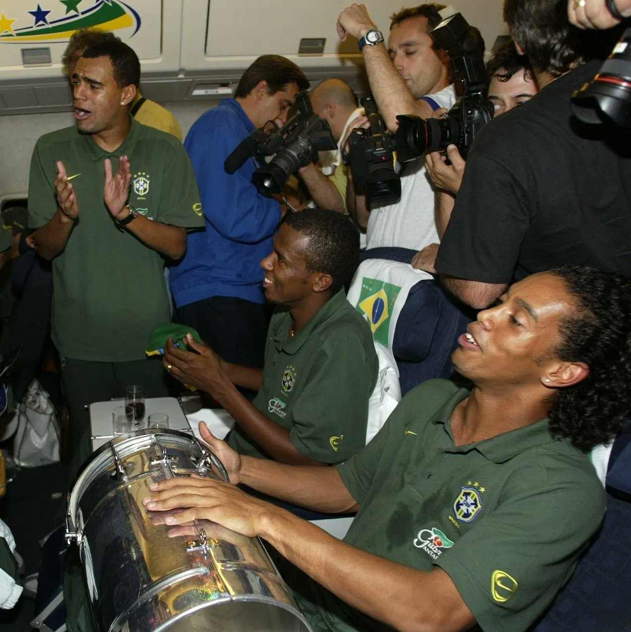 Ronaldinho Gaucho lideró sesiones de jam de samba entre partidos durante el Mundial de 2002. Hoy, los jugadores escucha música evangélica