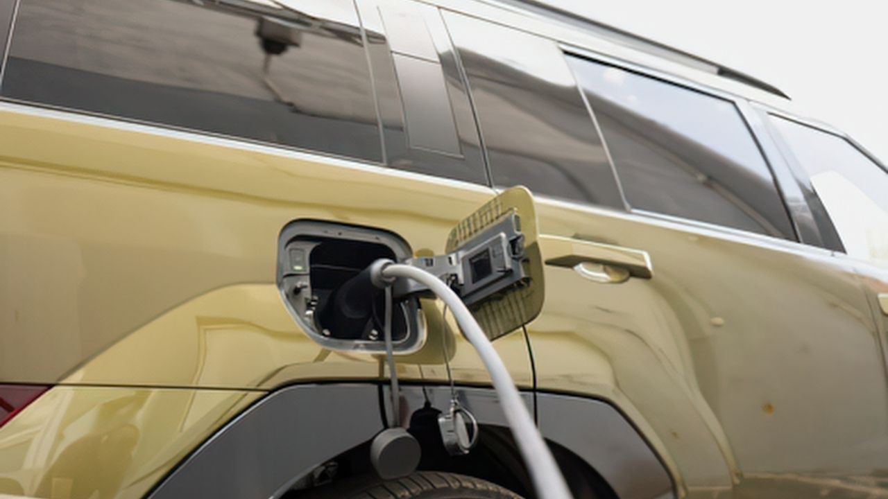 Gobierno confirma IMESI para autos eléctricos de alta gama desde 2027