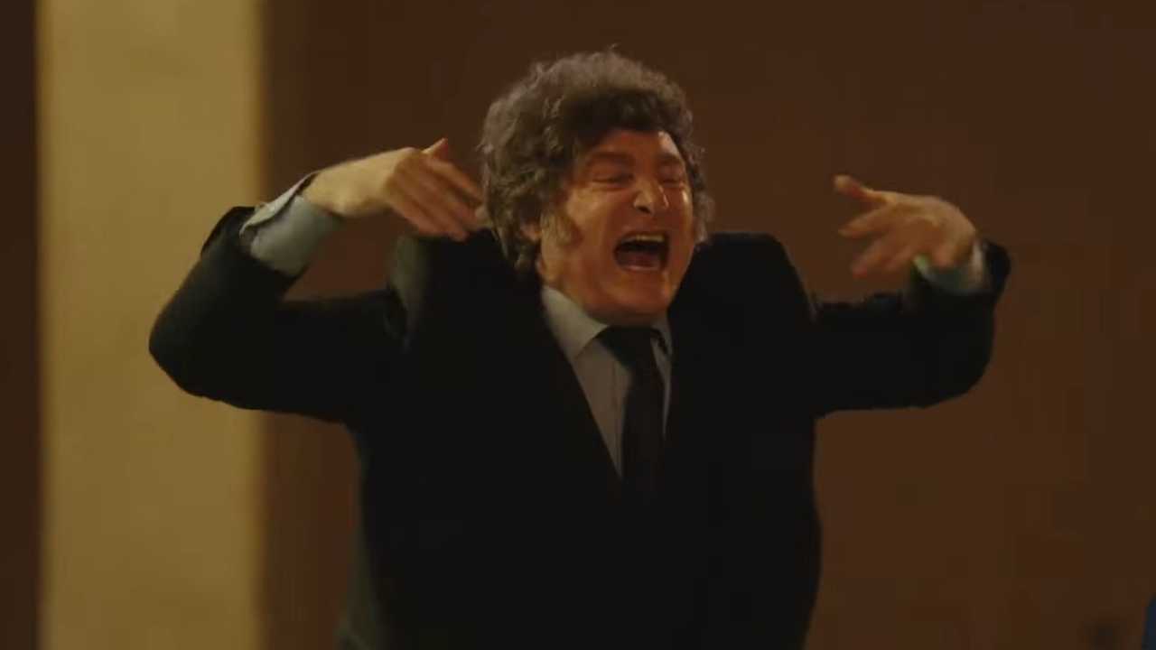Javier Milei arengando al público de Flávio Bolsonaro