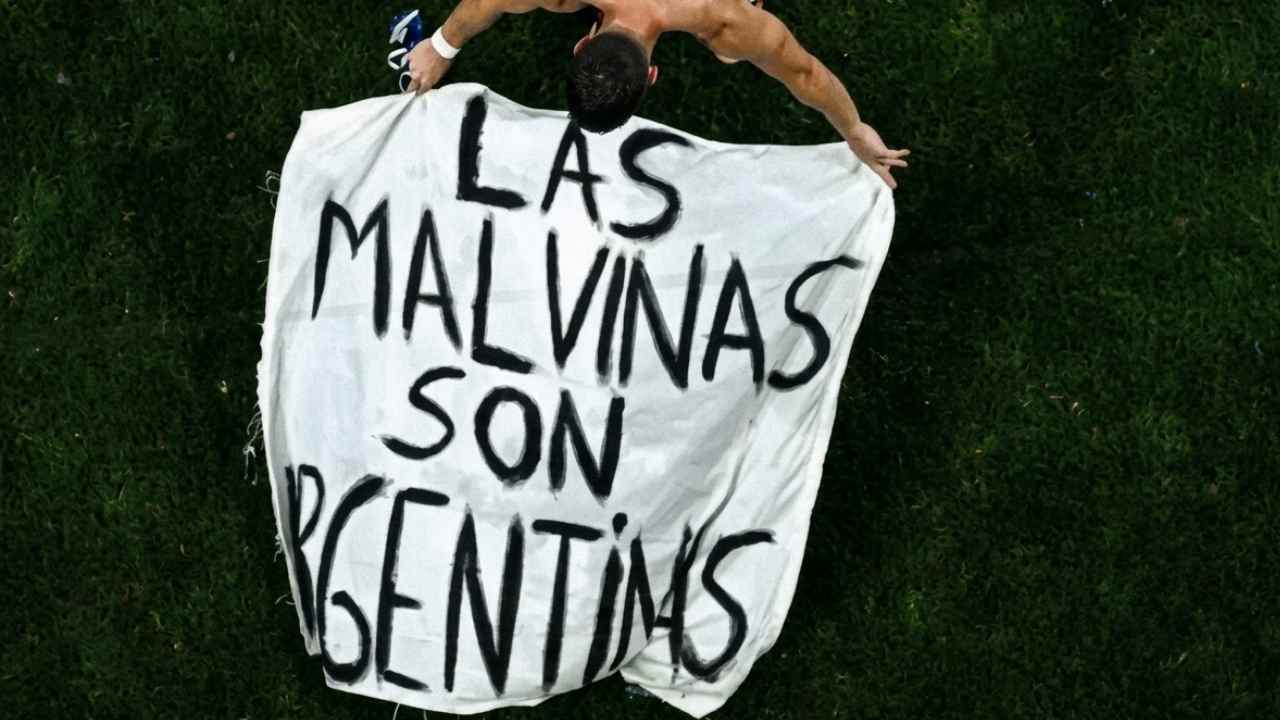 Los jugadores argentinos exhibieron la controvertida pancarta tras su victoria frente a Inglaterra