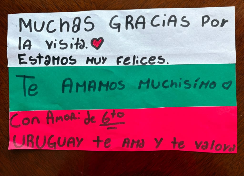 Kristalina Georgieva visitó una escuela en Montevideo y recibió muestras cariño de los estudiantes