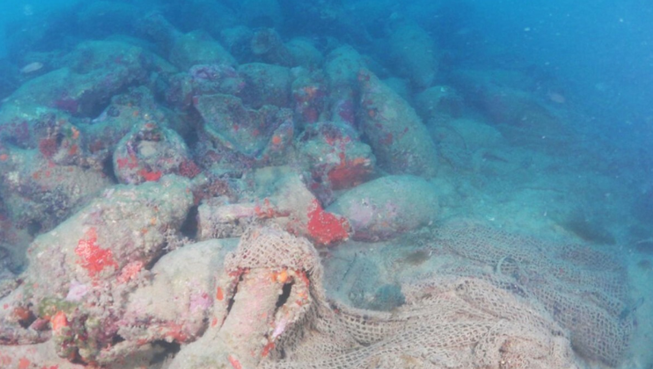 Imagenes submarinas de las milenarias ánforas que se encontraron junto al barco. Imagen del Ministerio de Cultura Italiano.