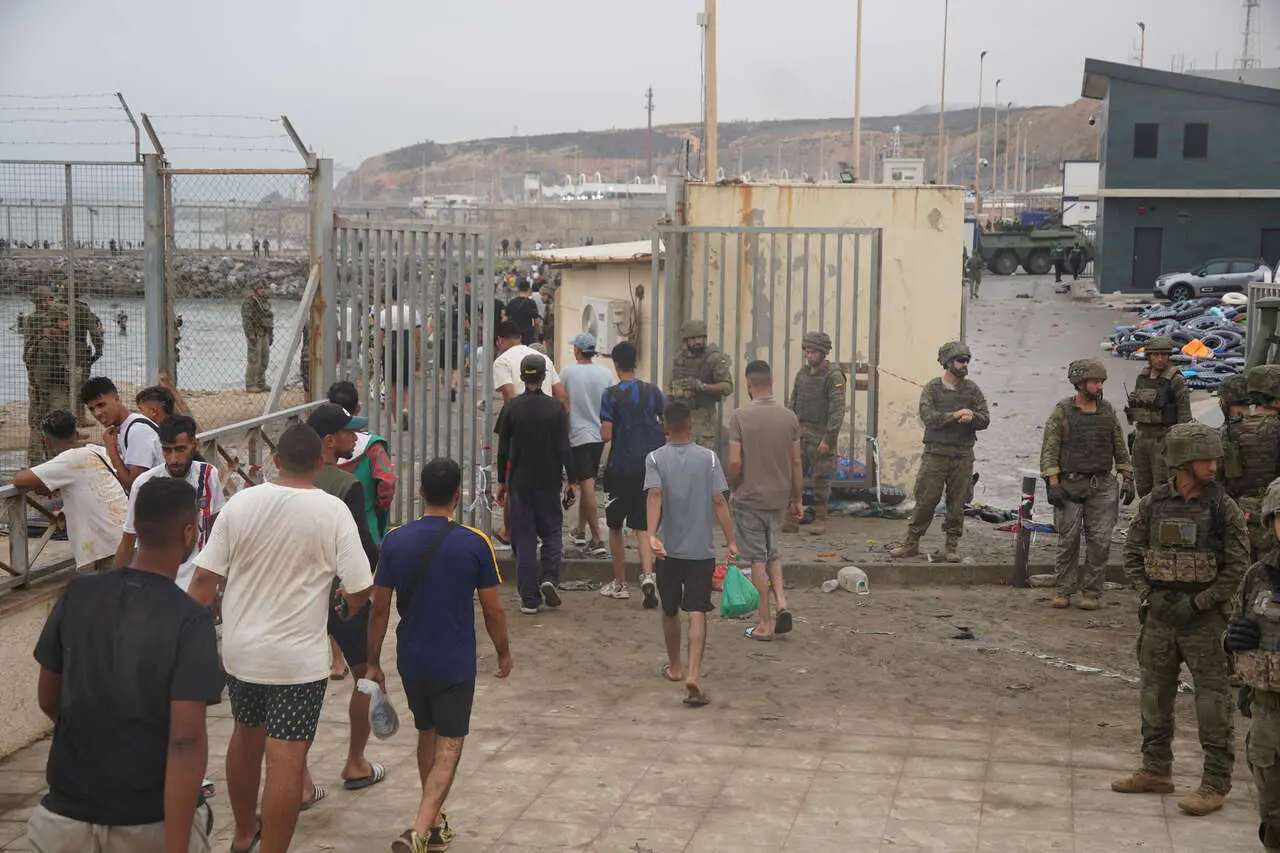 La mayoría de los migrantes ya abandonaron Ceuta. Foto cortesía del medio local Ceuta Actualidad / M.Zapico