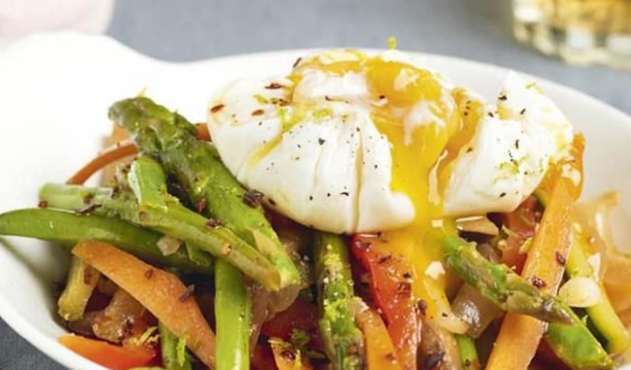 Huevos escalfados sobre un cochón de verduras salteadas, un plato vegetariano y/o acompañamiento delicioso.