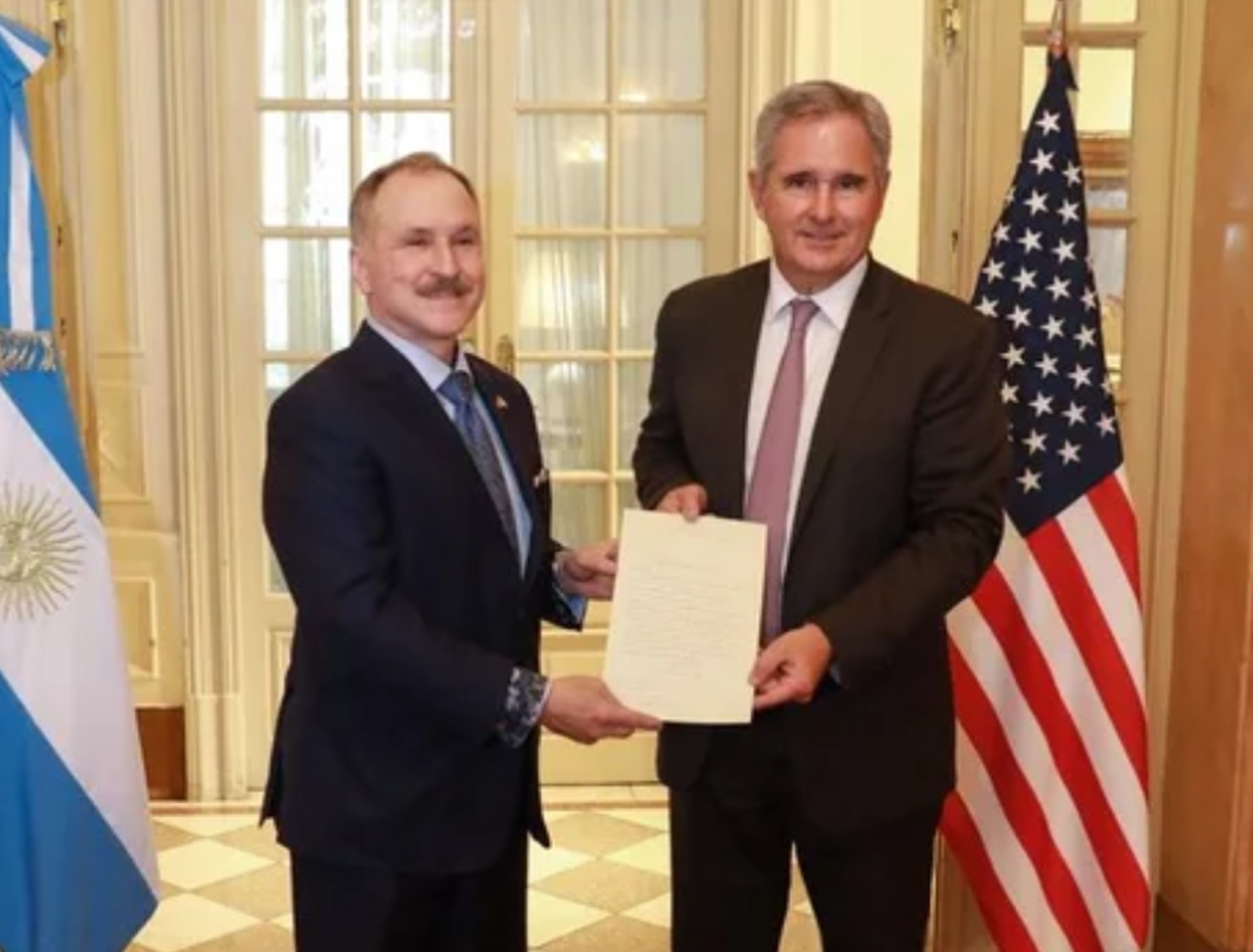 El canciller Pablo Quirno y el embajador Peter Lamelas.