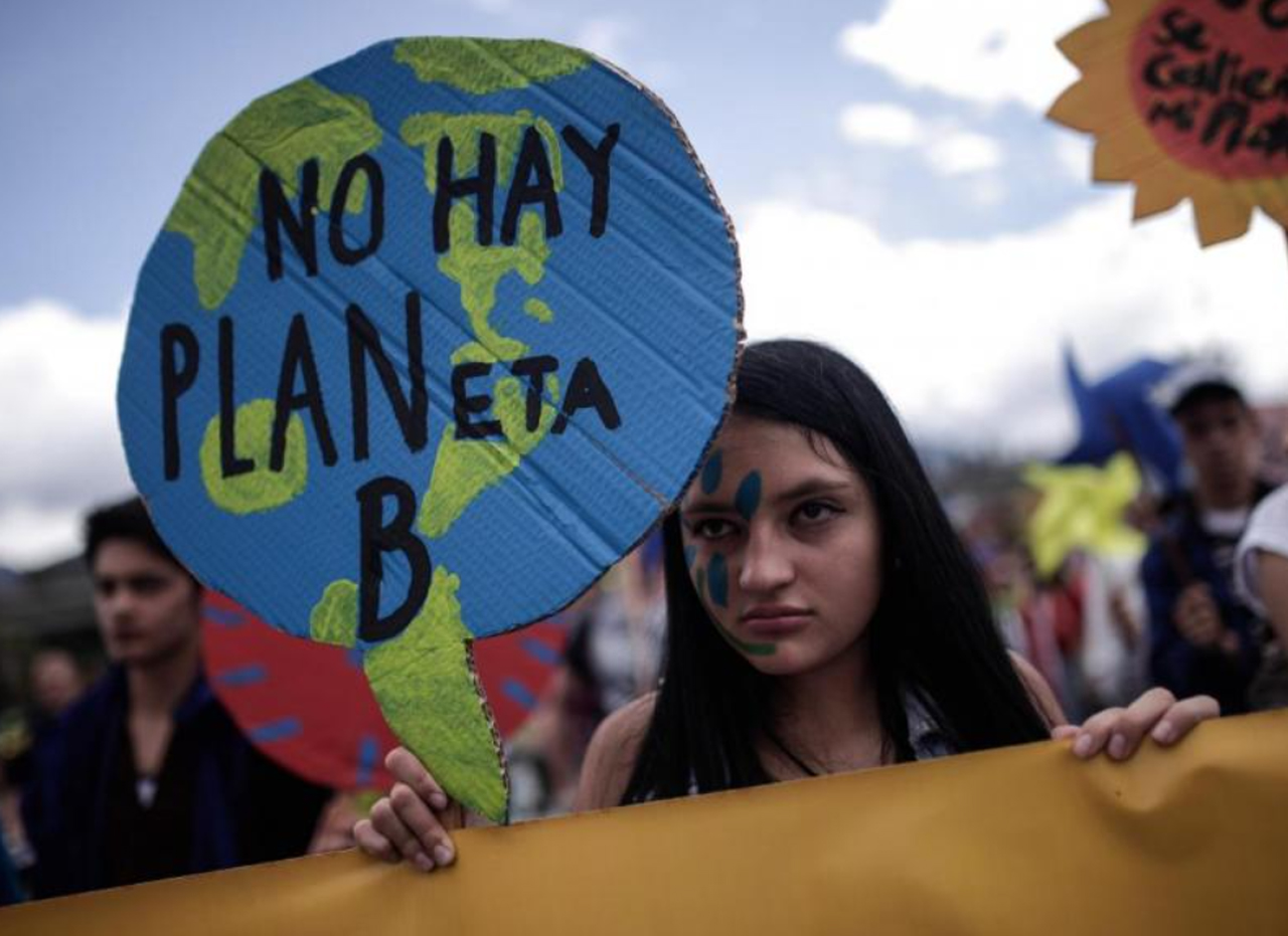 Una joven sostiene un cartel con forma de planeta y el famoso reclamo de esta generación en el último tiempo: "No hay planeta B".
