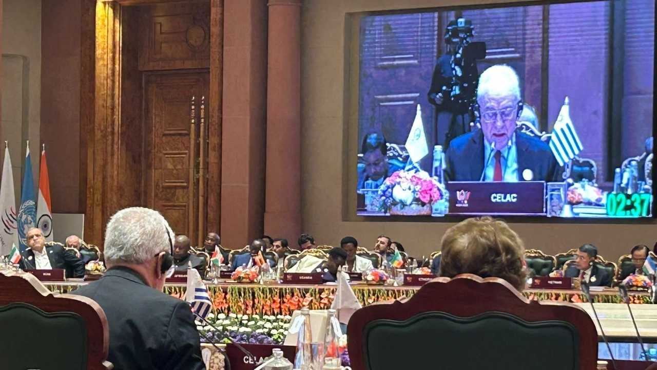 Mario Lubetkin hablando en la cumbre del BRICS