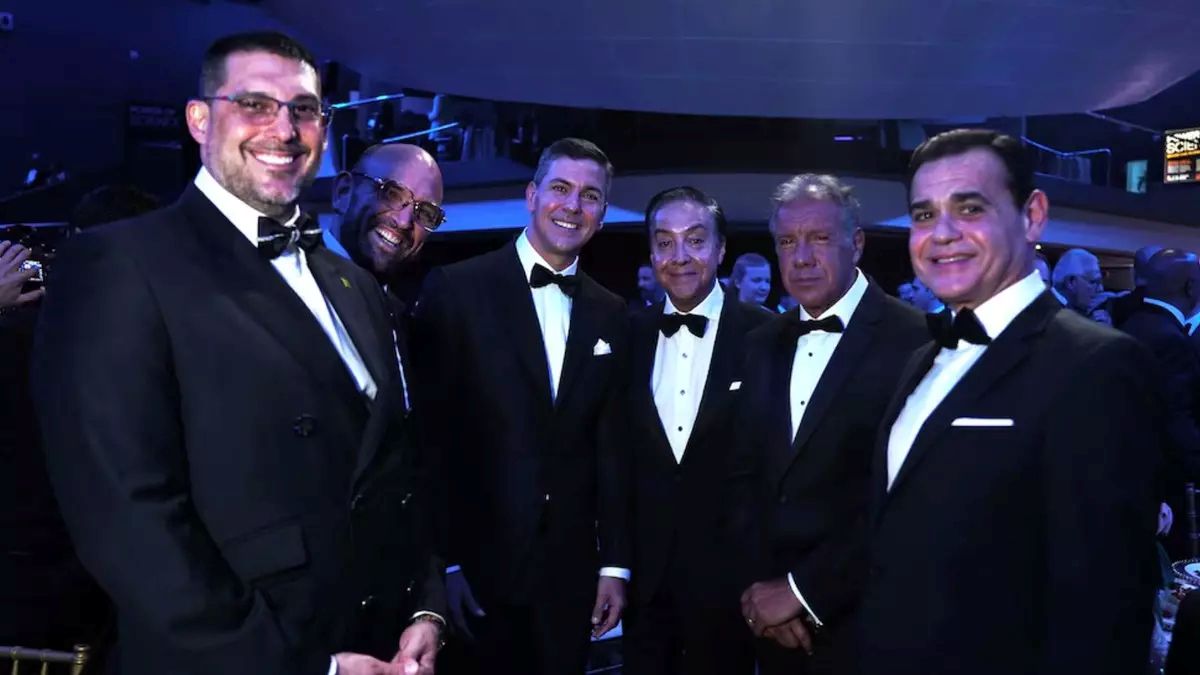 Rivas (primero de la izq.) apareció junto con Peña, Ramírez, el directivo del Centro Adam Smith e importantes empresarios en junio último. Foto cortesía de Infobae