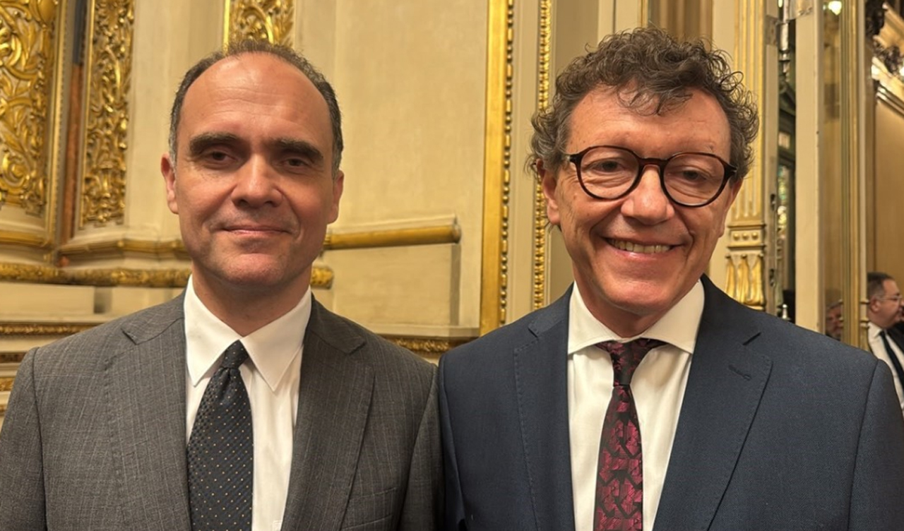 El encargado de negocios de Brasil en la Argentina, Eduardo Uziel, declaró este lunes que el apoyo de Brasil a la soberanía argentina sobre las Malvinas es “invariable” desde 1833. En la foto, el representante brasilero aparece junto al Director argentino del Teatro Colon. Foto de redes sociales.