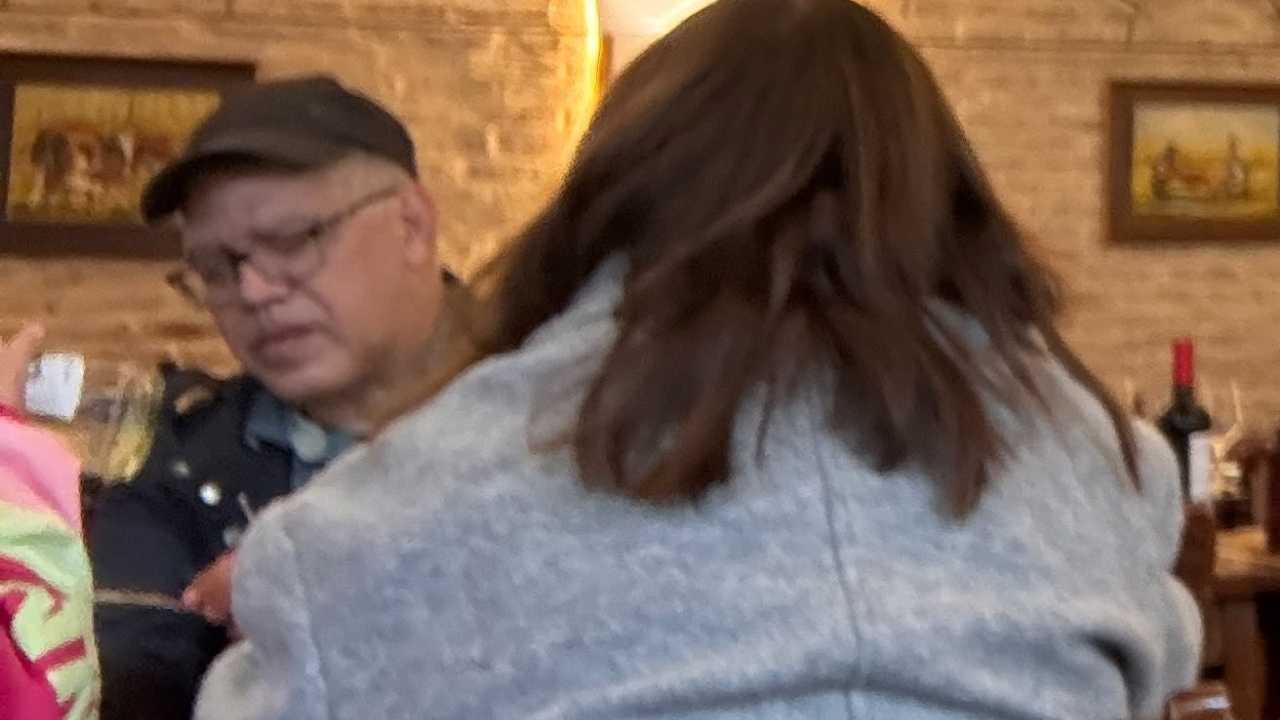 Foto compartida por el periodista Felipe Caorsi en X, en donde se le ve a Elías Jaua comiendo en Punta Carretas