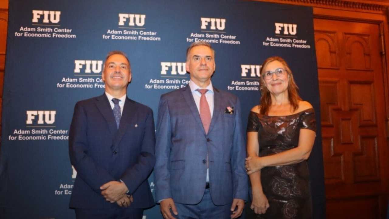 A casi un año del anuncio oficial, el Centro Adam Smith niega su llegada a Uruguay y el gobierno reconoce que el proyecto no avanza. Pero tienen a Andy Rivas representante oficial.