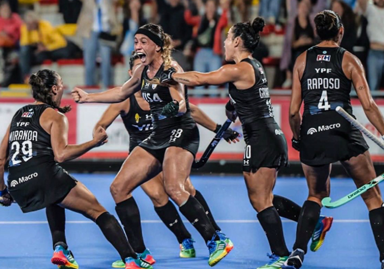 El equipo de las leonas argentinas en medio de festejos tras derrotar a Países Bajos.