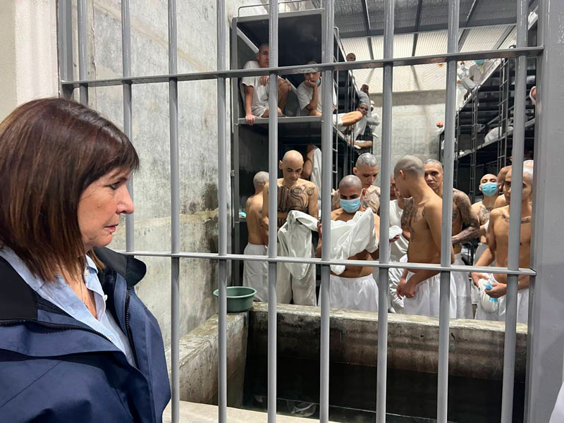 Patricia Bullrich importó el modelo de megacárceles de El Salvador a Argentina. Foto: Gobierno de Argentina