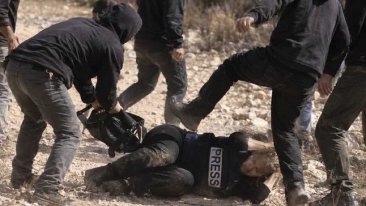 La periodista Heidi Levine fue brutalmente atacada por colonos. El hecho quedó registrado en fotos y videos