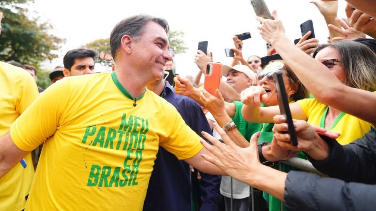 "Mi partido es Brasil", dice la camiseta que Bolsonaro usó en muchas apariciones públicas. Ahora, se fugó hacia Estados Unidos escapando de la Justicia
