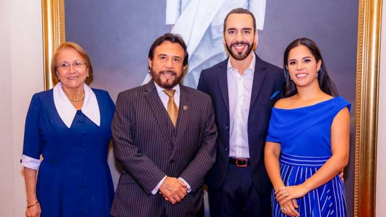 De izquierda a derecha, Lilian Alvarenga, Félix Ulloa, Nayib Bukele y Gabriela Rodríguez