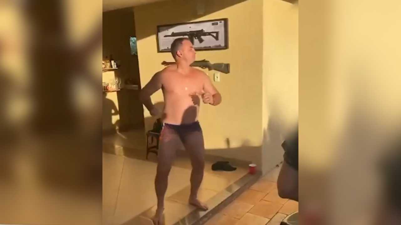 Bolsonaro fue expuesto en un video en donde explica cómo hacer para pedirle sexo a las mujeres: “Soy el hijo del presidente, ¿me quieres dar?”