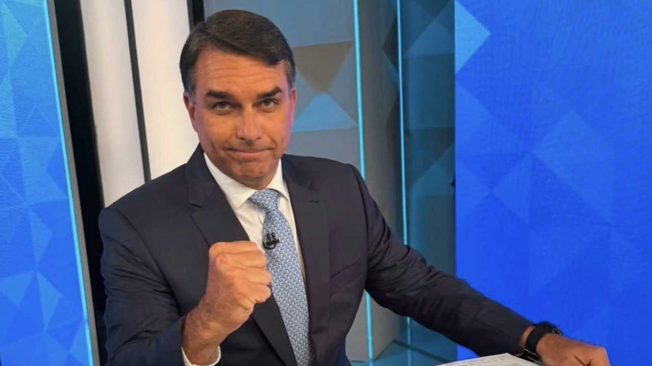 Flávio Bolsonaro está imputado en cinco causas judiciales de las cuales, ahora, es oficialmente prófugo.