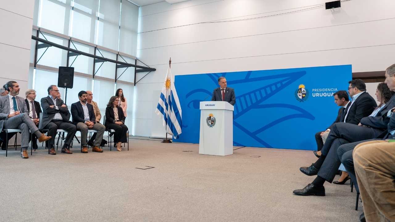 El 14 de octubre, Yamandú Orsi anunció que la empresa Solaria invertirá US$5.700 millones en un centro de datos en Uruguay. Foto: Presidencia