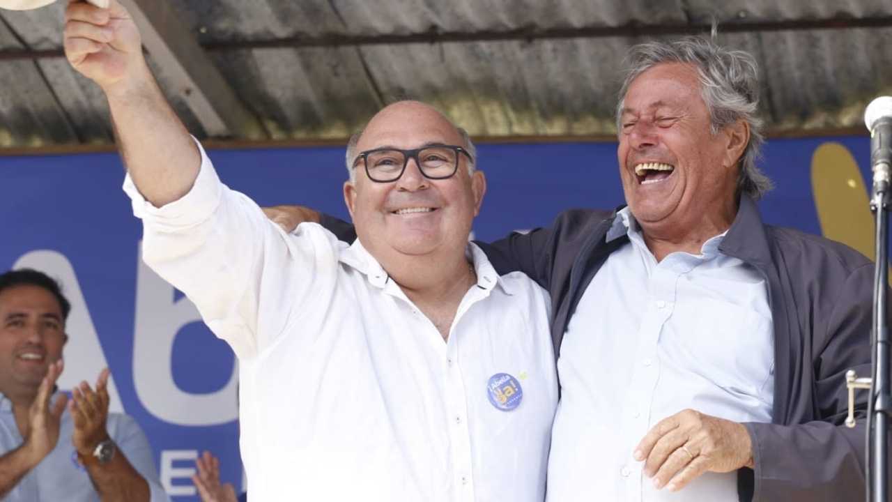 Enrique Antía (der) junto a su delfín político, el ahora intendente Miguel Abella
