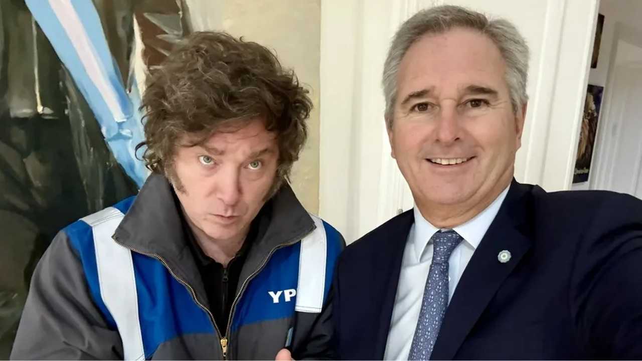 Javier Milei junto a su canciller Pablo Quirno