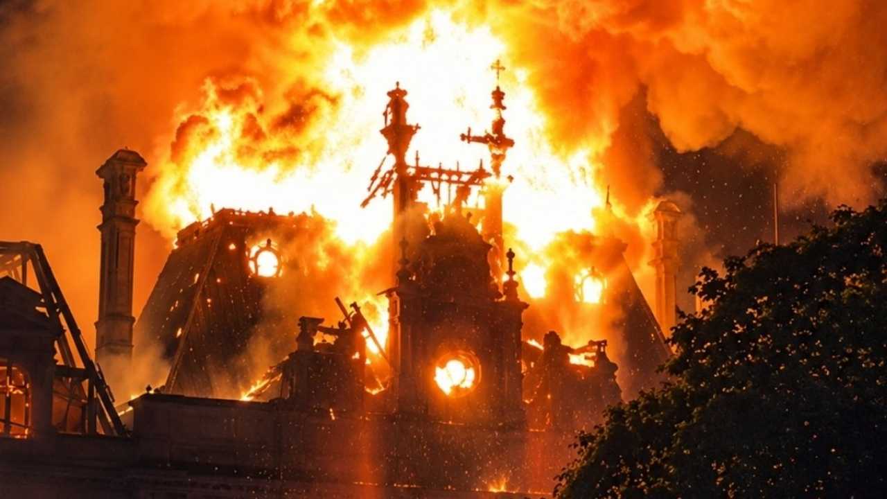 El Ayuntamiento de Limoges, en la región de Lemosín, fue incendiado en medio de las protestas