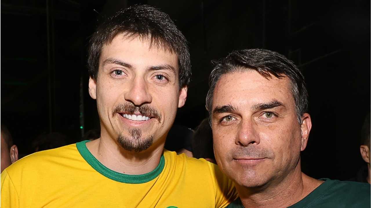 Jair Renan Bolsonaro (izq) junto a su hermano, Flávio