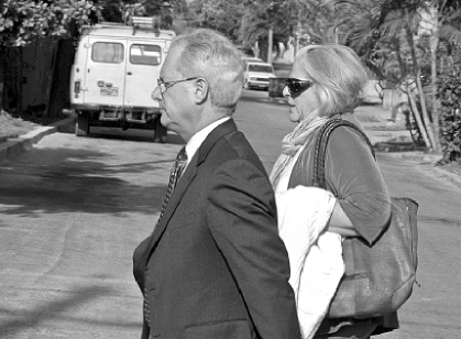 Tribunales. El abogado y la esposa de Gross concurren a la audiencia en la capital cubana.