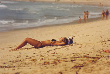 playa tomando sol calor