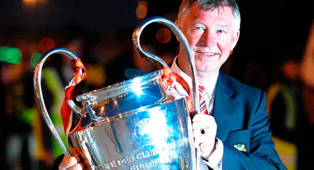 Alex Ferguson en el año 2008, sosteniendo el trofeo ganado en la Champions League