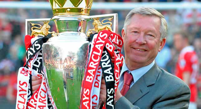 Alex Ferguson sosteniendo el trofeo ganado en la Premier League del año 2011