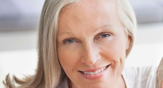 Una mujer con canas