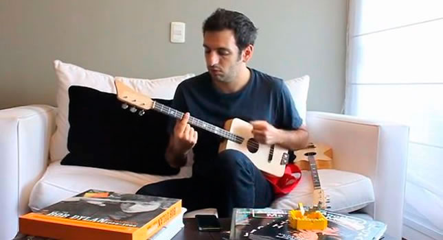 Rafael Atijas con su Loog Guitar