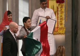 Un joven mexicano irrumpió con una bandera de México manchada de rojo / Foto: Vegard Wivestad - AFP