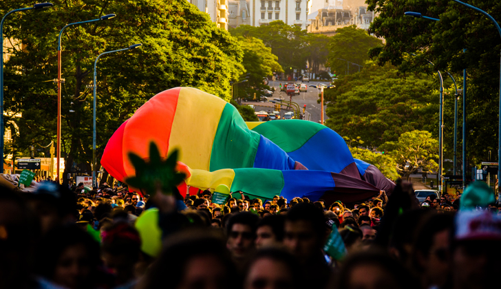En diciembre 2013 se realizó al Marcha de la Marihuana, en Montevideo, donde también se hicieron presenten manifestaciones de los sectores de diversidad sexual. / Foto: Gonzalo G. Useta.