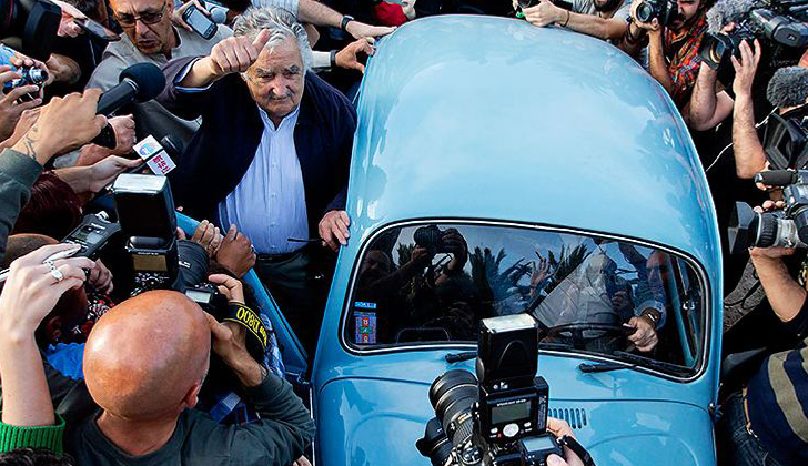 Un jeque árabe ofreció US1 millón a Mujica por su emblemático "Fusca", a lo que el presidente respondió que era un regalo de un grupo de amigos. "Nunca podríamos venderlo, pues ofenderíamos a ese puñado de amigos que se juntó para darnos ese regalo", afirmó. / Foto: EFE.