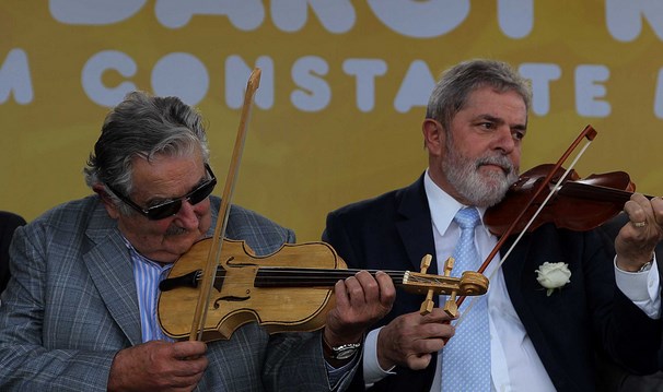 Mujica y Lula da Silva tocaron violín juntos, en la Universidad de Brasilia, en 2010. / Foto: Blog do Planalto.
