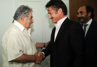 Sean Penn saluda a Mujica efusivamente, en su visita a la Torre Ejecutiva. / Foto: Secretaría de Comunicación del Uruguay.