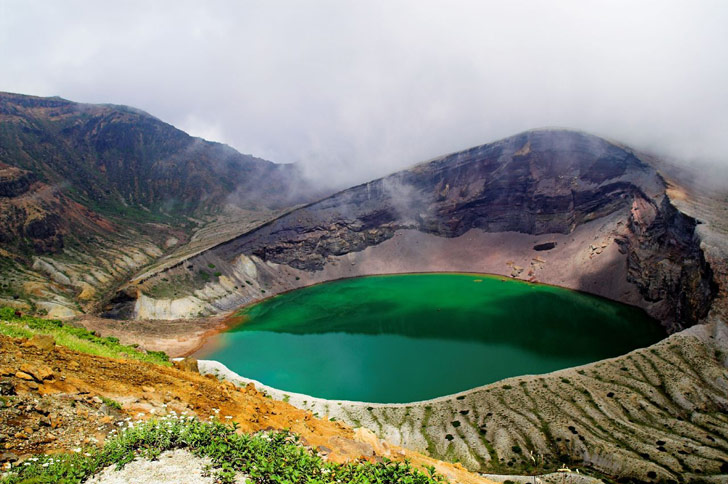 El estanque o lago Okama en Japón atrae turistas por ser un sitio hermoso sobre un volcán activo / Foto: Laurenz Bobke